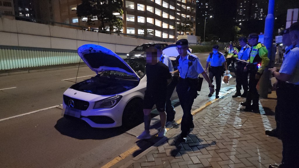 警方將涉案20多歲男司機拘捕。