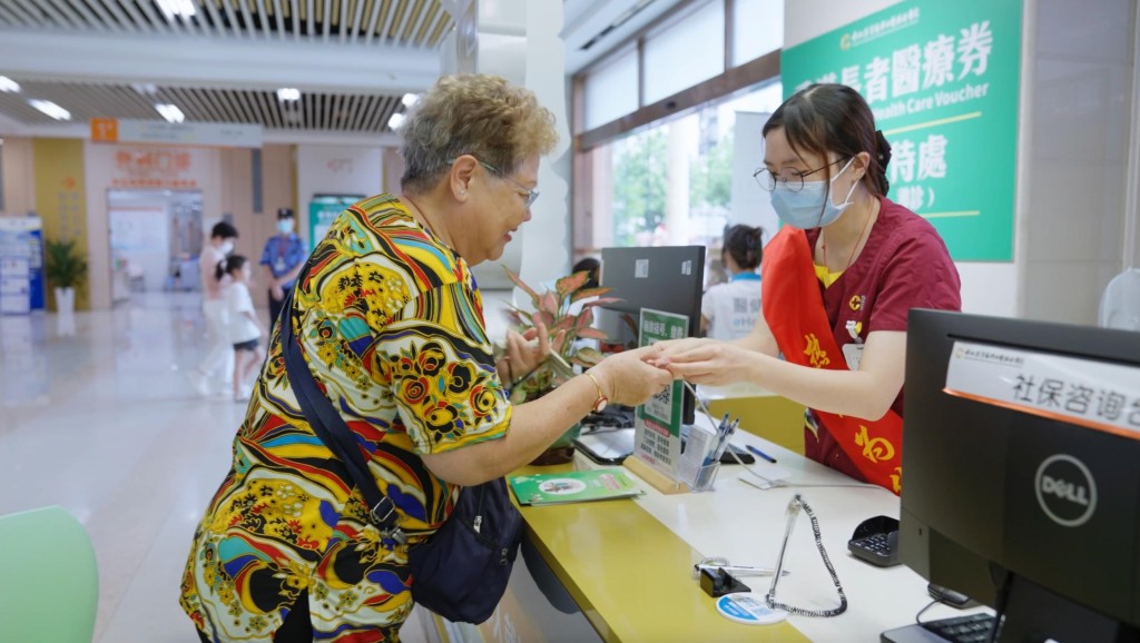 根据医卫局提交立法会文件，截至上月底，共有5551名合资格长者用券，涉及8660宗交易。