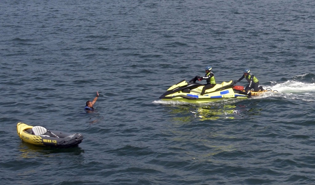 水警昨示範以水上電單車拯救墮海人士。  楊偉亨攝