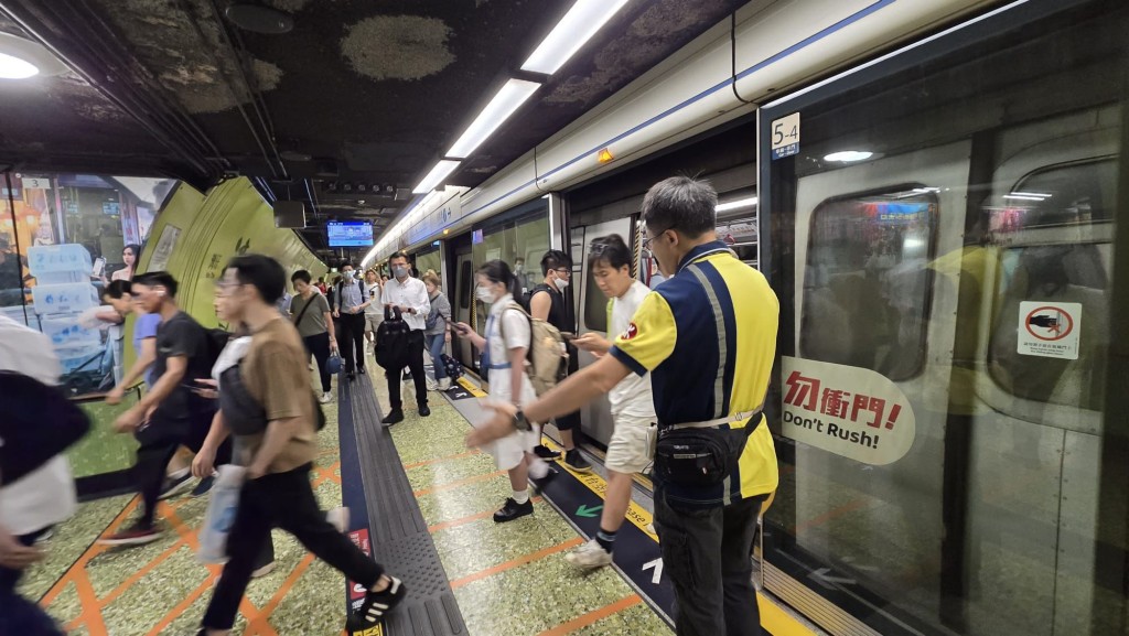 今天(9月1日)是開學日,港鐵於各車站、輕鐵站及巴士站加派人手協助乘客。 今天(9月1日)是開學日,港鐵於各車站、輕鐵站及巴士站加派人手協助乘客。
