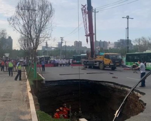 西安雁翔路發生路陷現8米闊大洞。