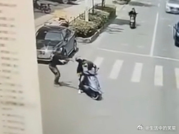 有指男子襲擊在馬路旁等候的電單車司機。