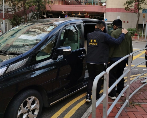 警方荃灣搗破一個色情光碟分銷中心,一名男子被捕。