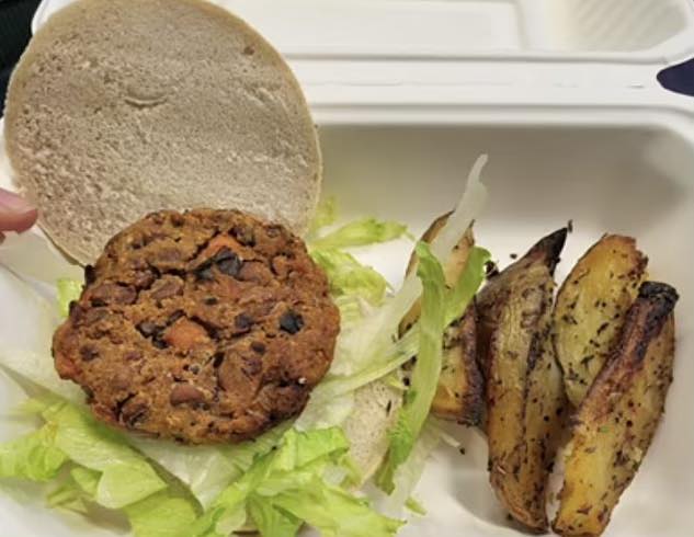英国校长投诉学生膳食差劣详情｜素食汉堡看来极度乾燥