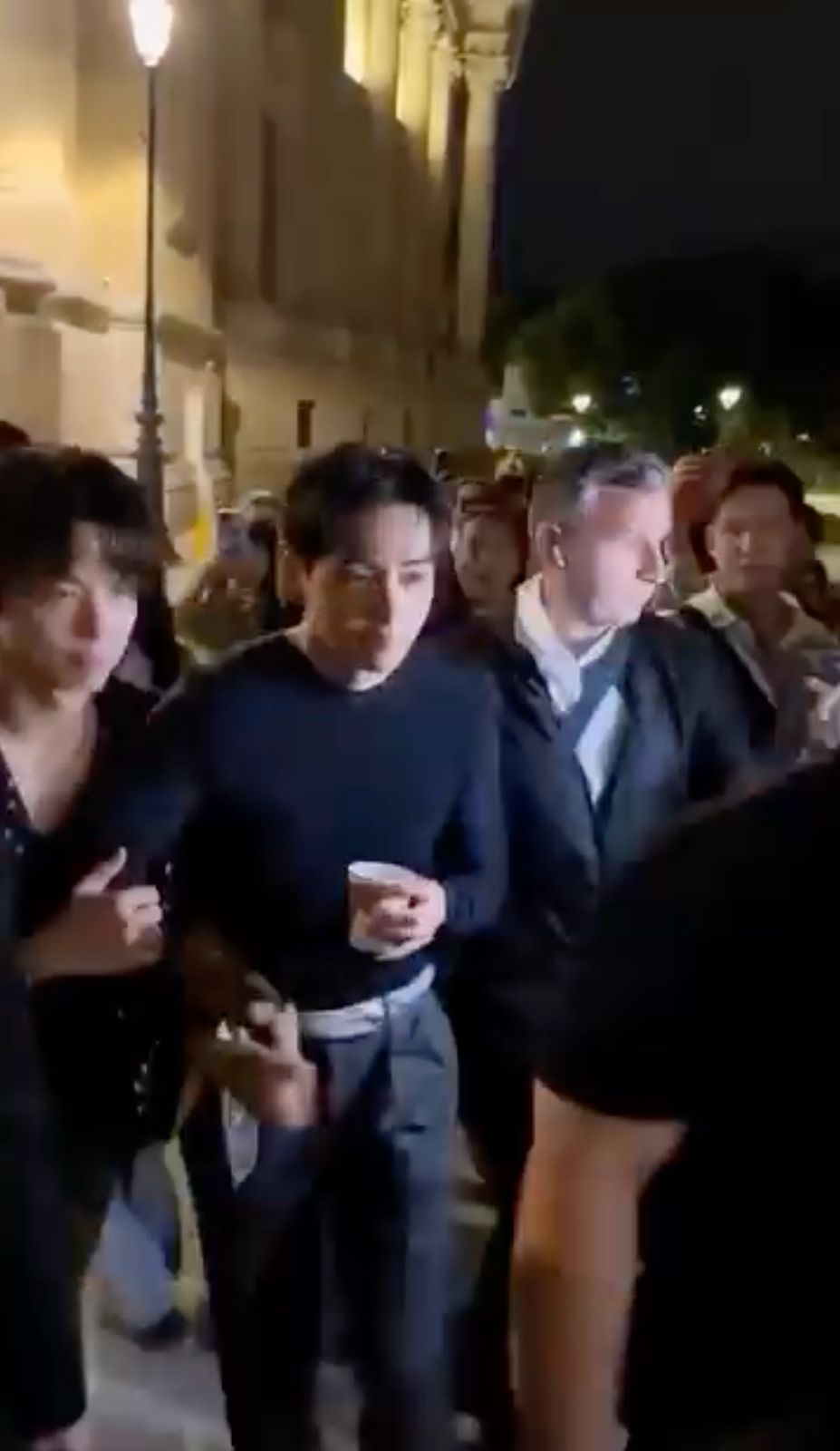 前日,V與朴寶劍拖手離場,引來話題。 前日,V與朴寶劍拖手離場,引來話題。