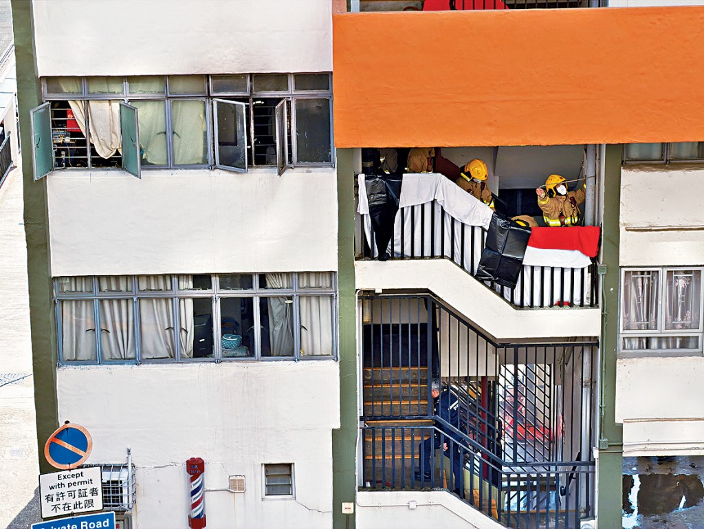 消防員趕至起火單位灌救。