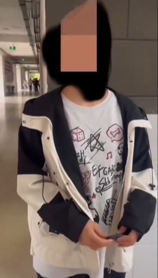 鄭州有教師逼中學生用磚頭砸爛手機惹來批評。抖音@麟州草根