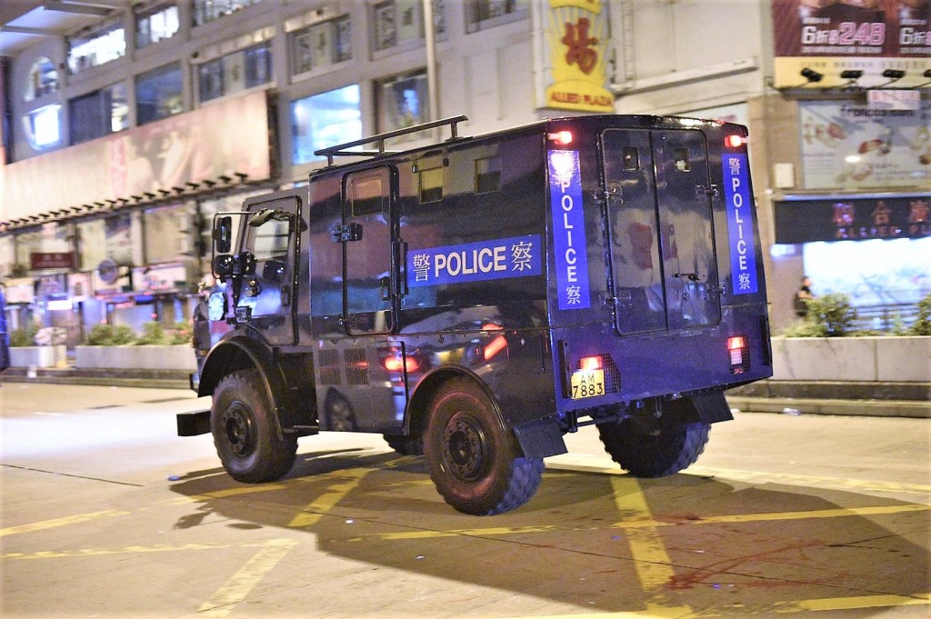 兩輛「銳武」裝甲車尾隨警員。