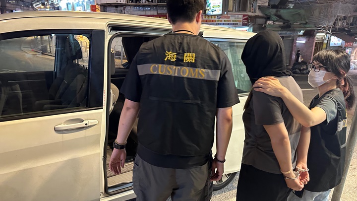 涉案人士被帶走。楊偉亨攝