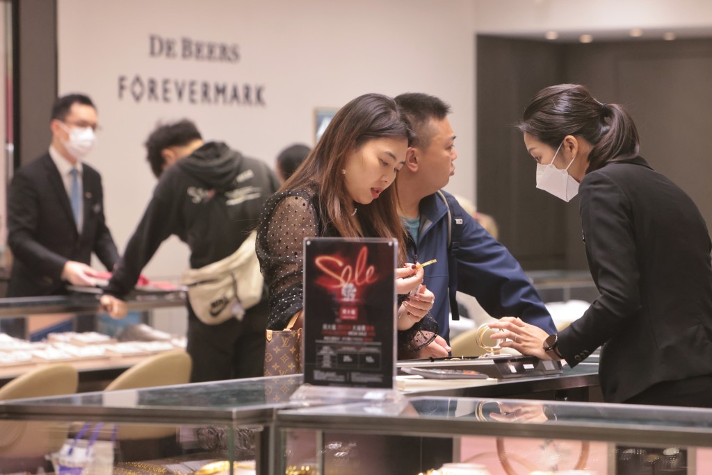 丘應樺指,在評估應否推行涉及大量公帑的一次性補貼措施時,政府秉持審慎理財原則,亦須進行全面考量。 丘應樺指,在評估應否推行涉及大量公帑的一次性補貼措施時,政府秉持審慎理財原則,亦須進行全面考量。