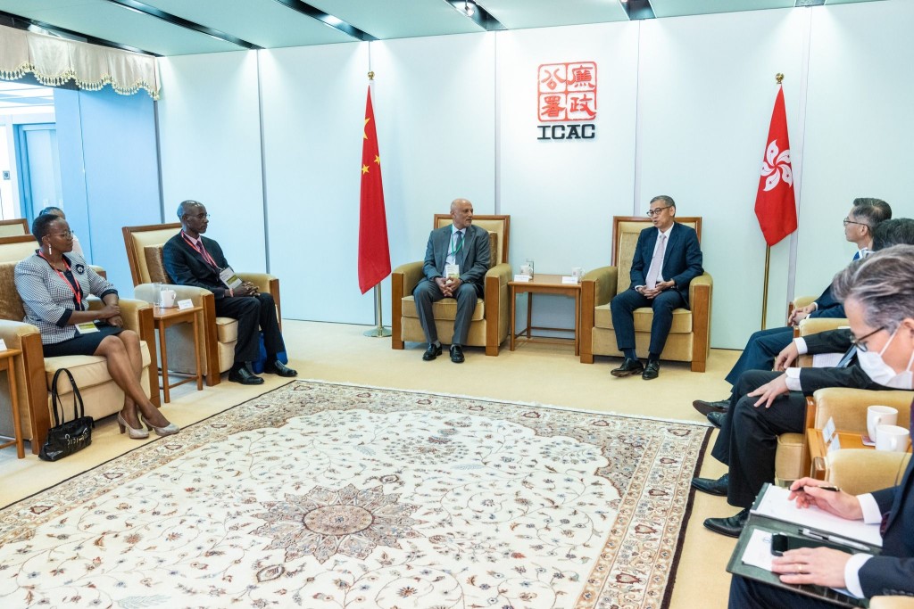 廉政專員胡英明（左）去年9月重啟外訪及與海外反貪機構交流。