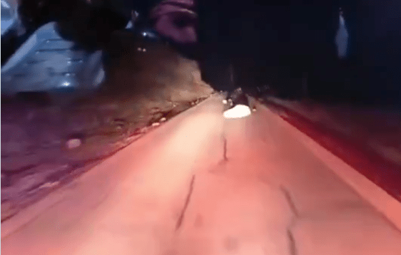 有道路路面裂开。西藏广播电视台