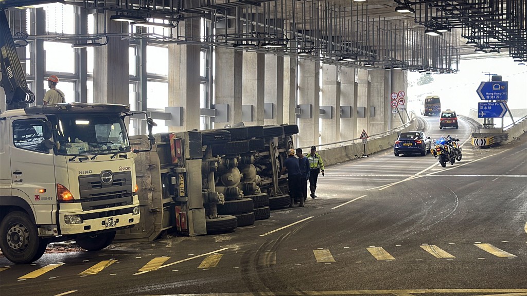 泥頭車翻側路中。劉漢權攝 泥頭車翻側路中。劉漢權攝