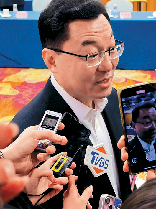 出席兩會的中國駐美大使謝鋒接受採訪。