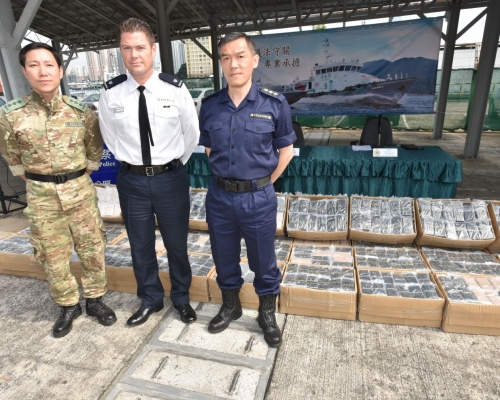 水警與海關反走私 檢1300萬元手機