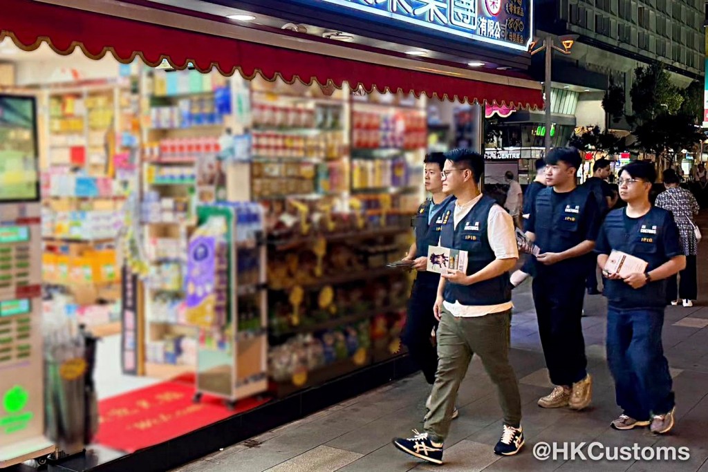 海關在全港多個旅遊購物熱點加強巡查及宣傳。海關提供 海關在全港多個旅遊購物熱點加強巡查及宣傳。海關提供