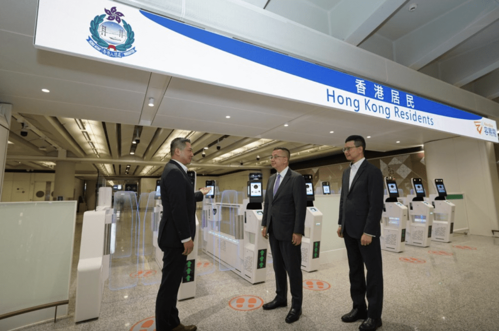 入境處處長郭俊峯今日親身到場視察，見證新增設e-道啟用。入境處提供圖片 