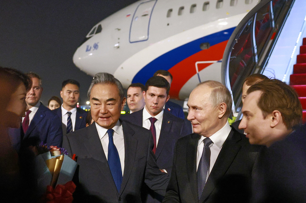 俄羅斯總統普京乘坐專機抵達北京，外長王毅接機。美聯社