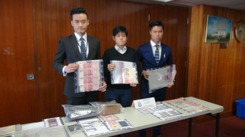 警方交代案情。林思明攝
