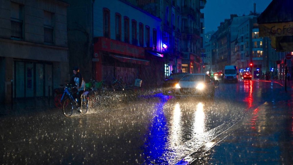 法國巴黎遭遇狂風暴雨。法新社