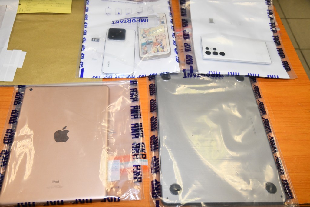 警方展示證物。 警方展示證物。