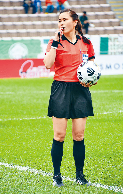 愉園教練鮑家耀上周日港超批評女球證羅碧芝（圖），惹來各方抨擊。