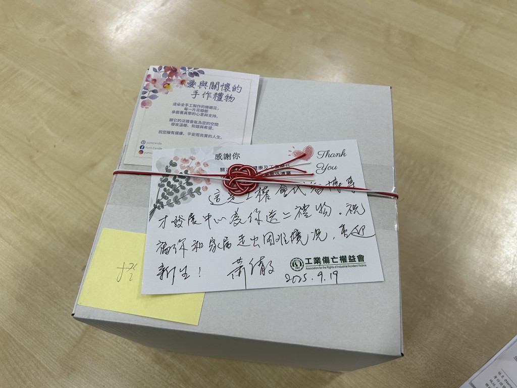 智博專才發展中心送給黃太小禮物。林思明攝 智博專才發展中心送給黃太小禮物。林思明攝