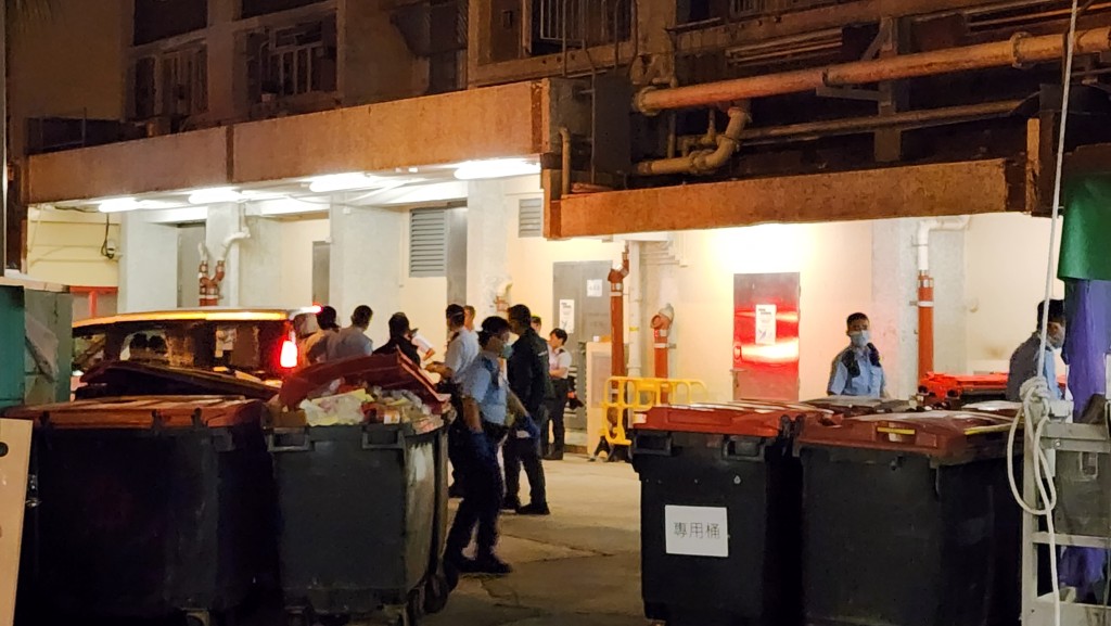 警方在單位內檢走大量證物。