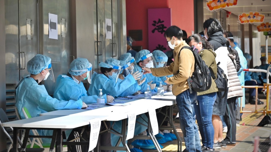 房屋署人員在深水埗蘇屋邨海棠樓內檢查受限人士是否已接受強制檢測。政府新聞處