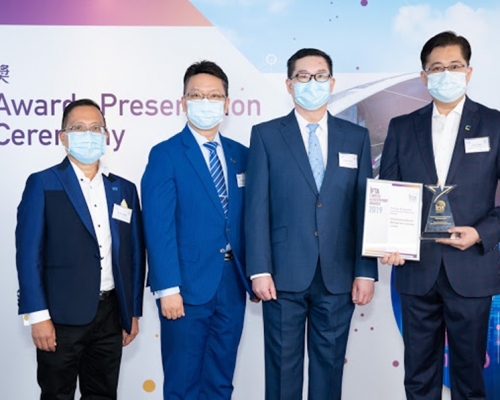 數碼港公眾使命總監陳思源(右)代表數碼港接受「金融科技生態貢獻獎」。