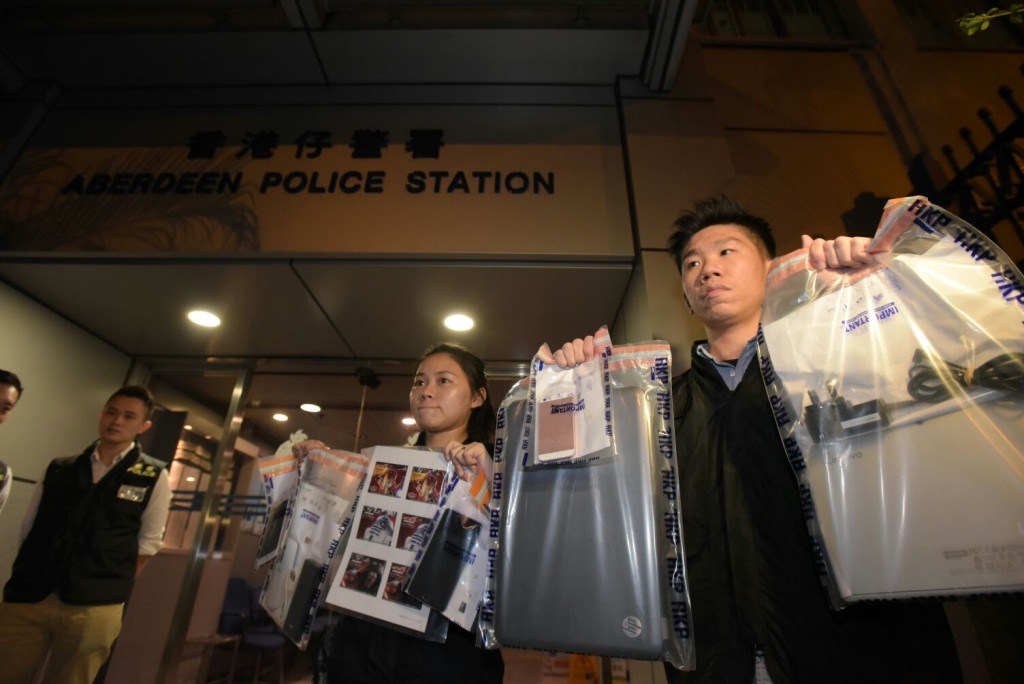 警方检获一批迪士尼假门票。黄文威摄