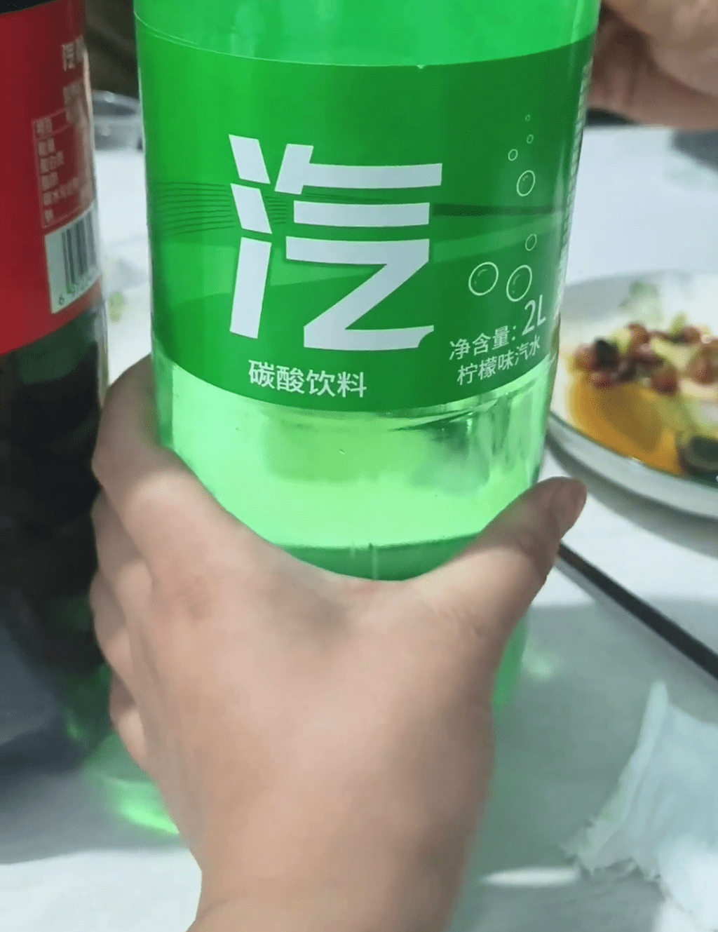 女網友拍片分享老爺5蚊買的「兩升可樂」和「汽碧」,笑到停不了。 抖音 女網友拍片分享老爺5蚊買的「兩升可樂」和「汽碧」,笑到停不了。 抖音