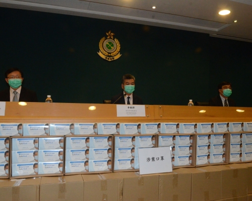 7 月初亦曾有供應商向物流署供應附有虛假商品說明的口罩,海關當時拘捕2男2女。 資料圖片