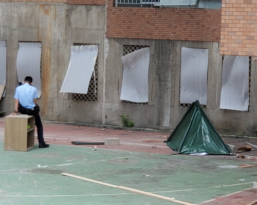 警方以帳篷遮蓋死者遺體。