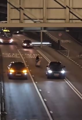 不斷有車輛在老人家身邊擦過。fb 車cam L（香港群組）BrightLion5852
