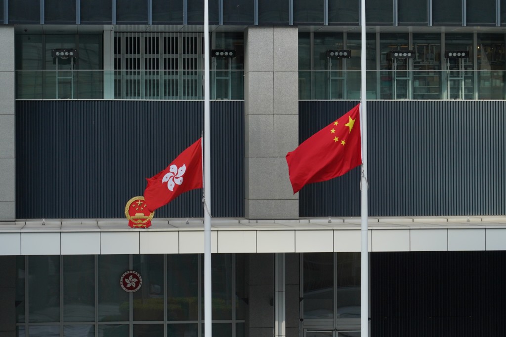 香港政府總部下半旗誌哀。 葉偉豪攝