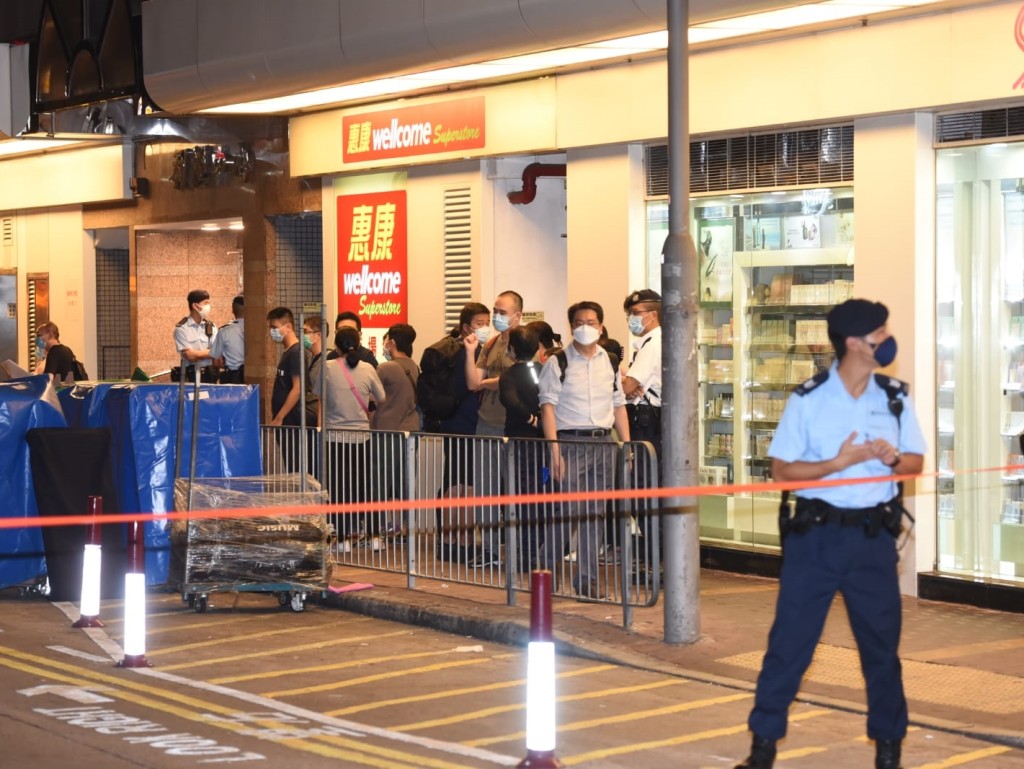 政府宣布對香港仔利港中心進行封區。