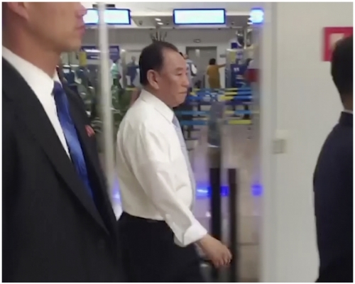 金英哲經過北京機場。AP