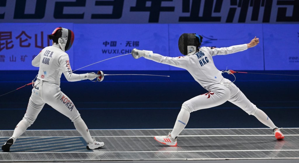 江旻憓（右）領軍出戰亞錦女重團體決賽。香港劍擊總會圖片