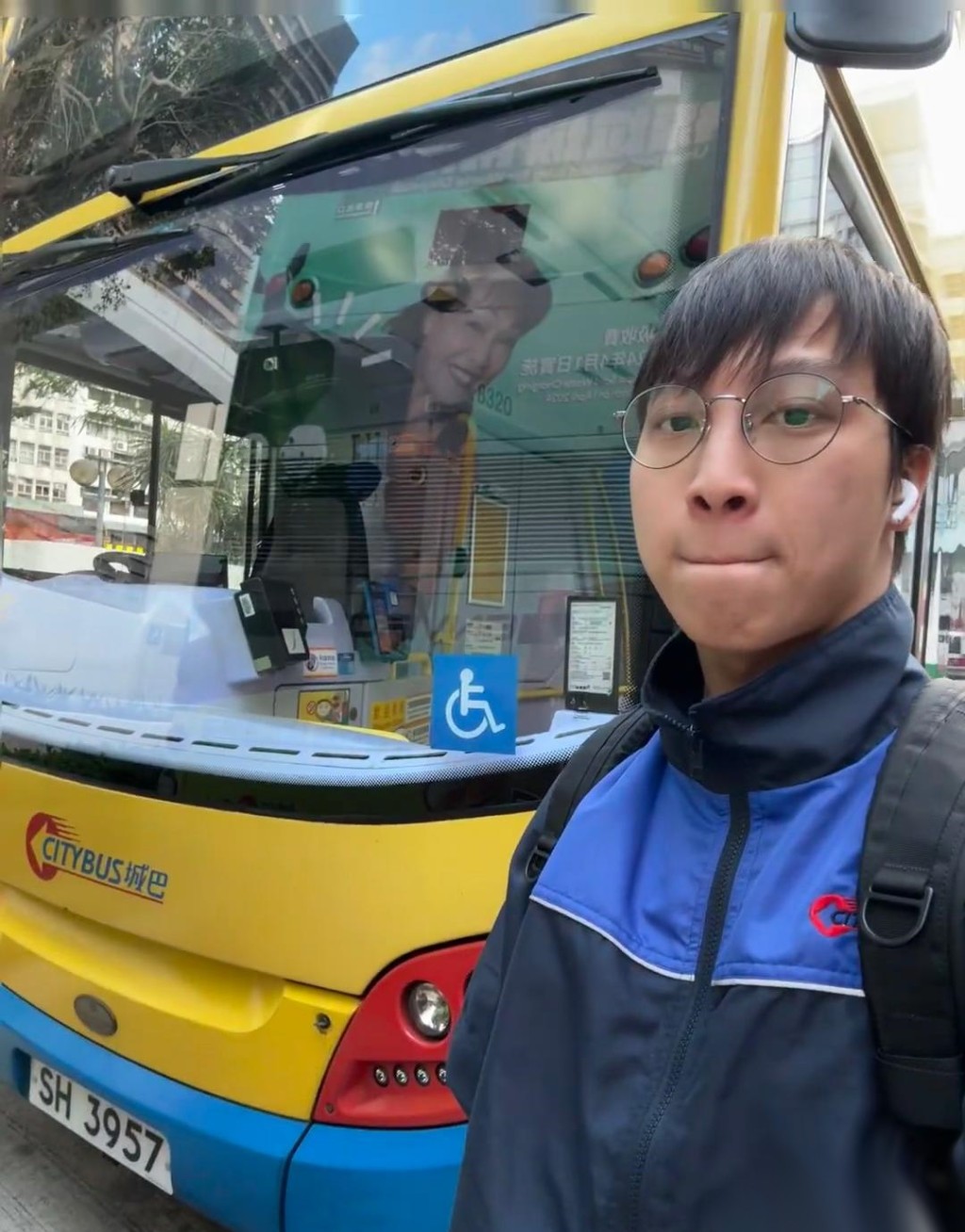 一名網民報稱是「年輕的香港小車長」，近日在內地社交網貼出與巴士的自拍，旋即被指樣子與吳業坤（坤哥）達99%神似！