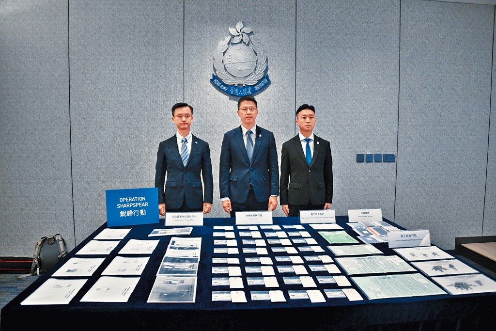 （左起）入境处总入境事务主任 （专责调查）叶子辉、高级首席入境事务主任（执法）邓家辉及高级入境事务主任 （专责调查）黄裕豪讲述案情。