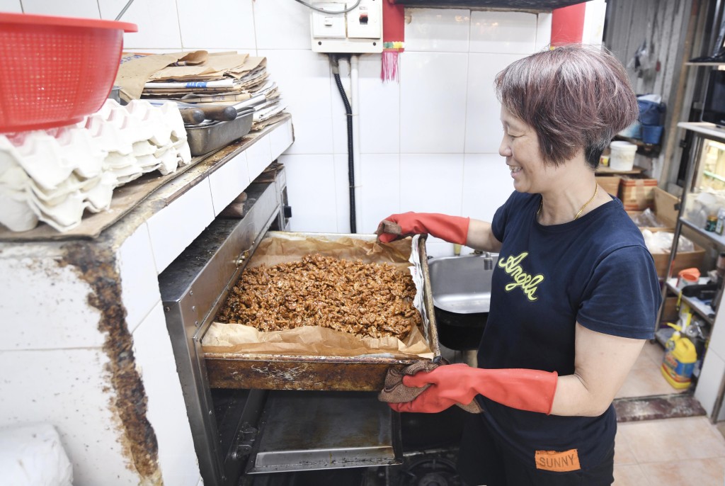 年香園餅家第二代傳人羅慧敏接受《星島頭條》專訪時直言,「錢不是很緊要,最緊要是留住客人的心」。 年香園餅家第二代傳人羅慧敏接受《星島頭條》專訪時直言,「錢不是很緊要,最緊要是留住客人的心」。