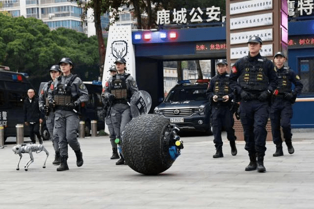 温州特警有机器狗，还有球形机器人。