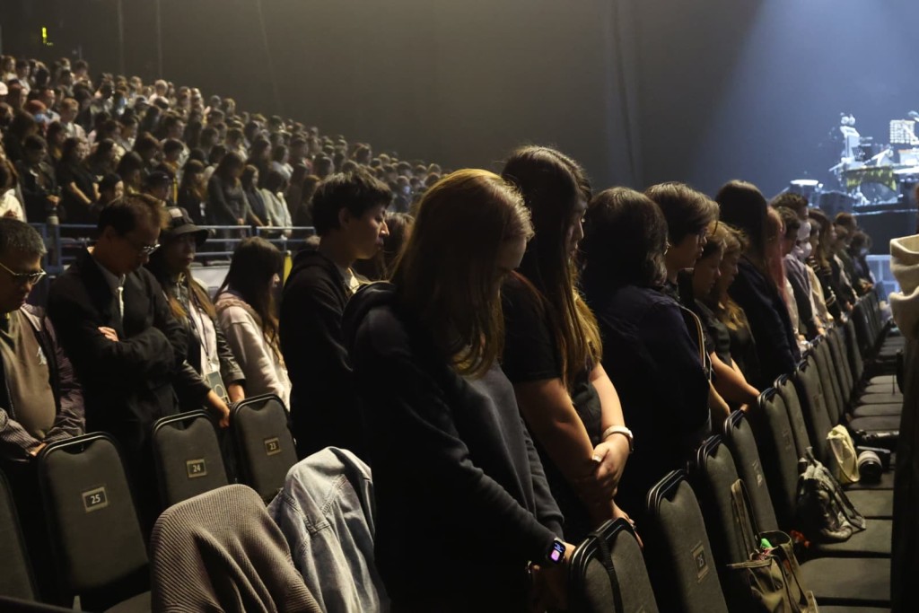 眾人起立向大埔災民默哀一分鐘。 眾人起立向大埔災民默哀一分鐘。