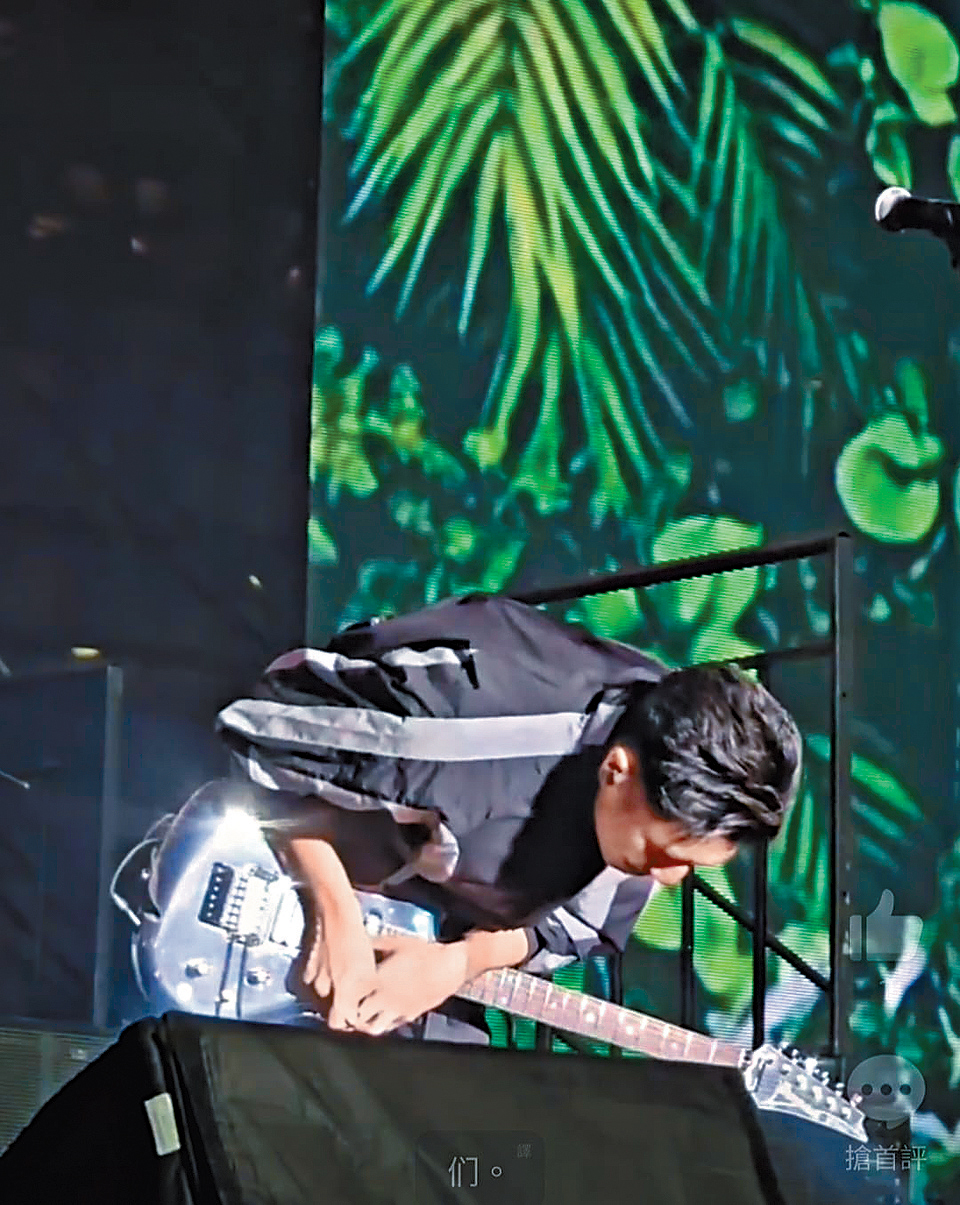 霆鋒向支持的觀眾和關心香港的朋友鞠躬致意。