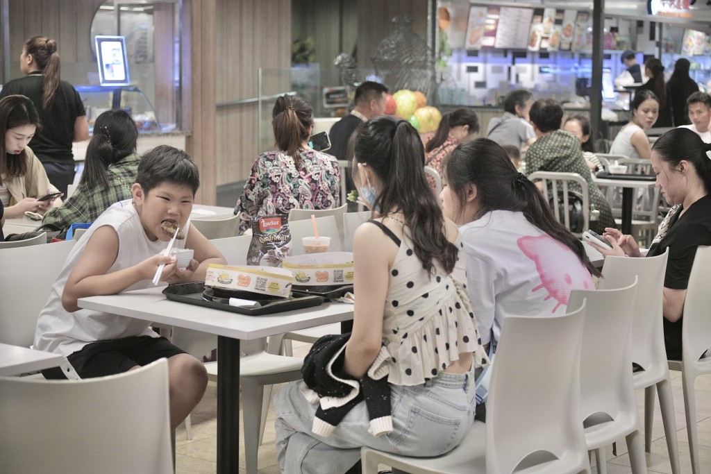快餐店的總收益以價值計及數量計分別上升2.1%及0.7%。資料圖片 快餐店的總收益以價值計及數量計分別上升2.1%及0.7%。資料圖片