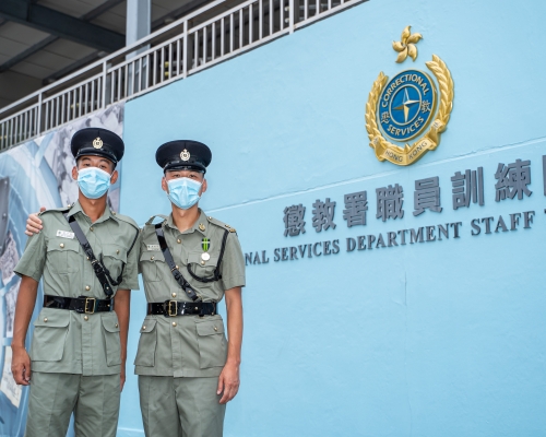 懲教署今日舉行學員結業會操,當中有兩名學員是父子關係。圖為父親黎劍平(右)和兒子黎子軒(左)。新聞處圖片