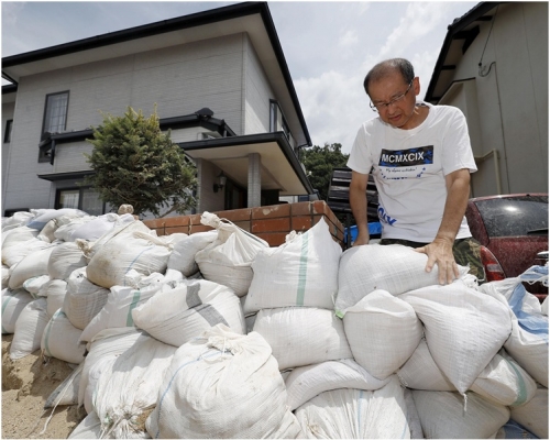 居民堆放沙包以防水浸。 AP  