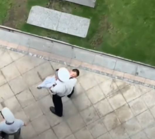 保安將重傷男童抱起跑去醫院搶救。抖音