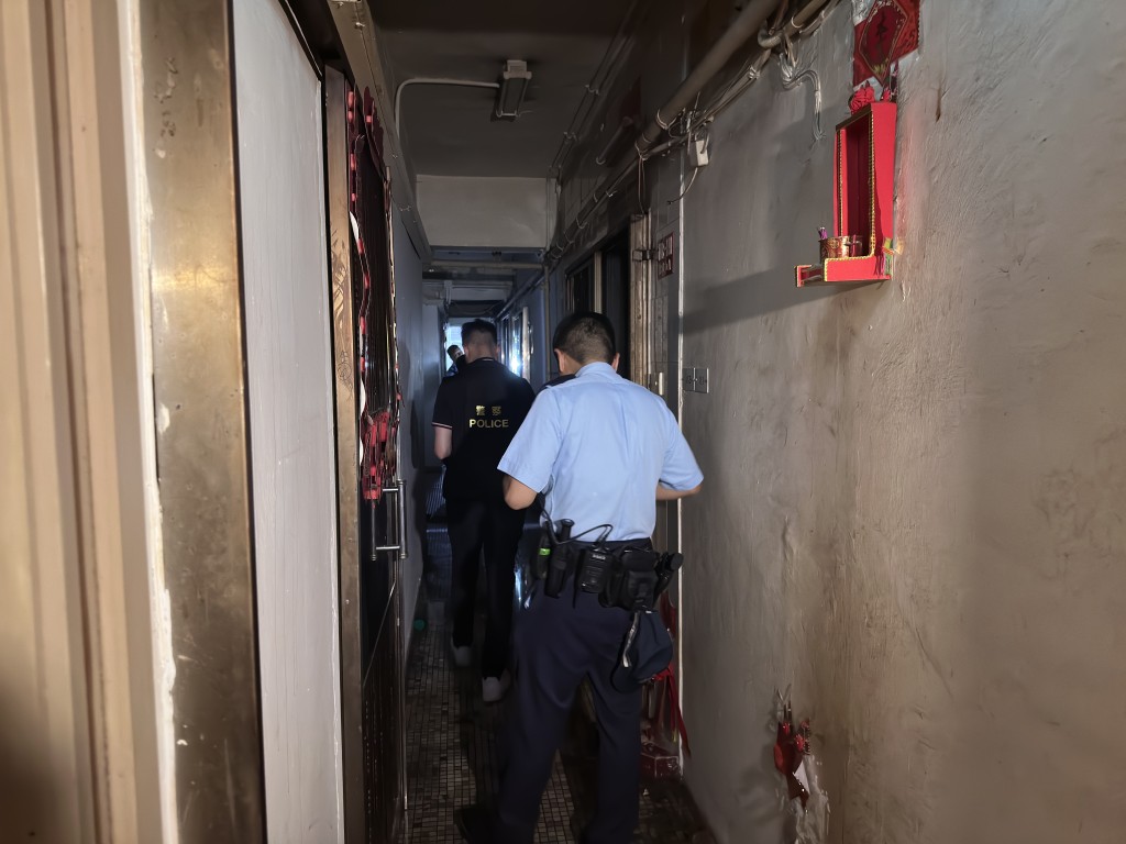 警員在起火單位調查。梁國峰攝 警員在起火單位調查。梁國峰攝